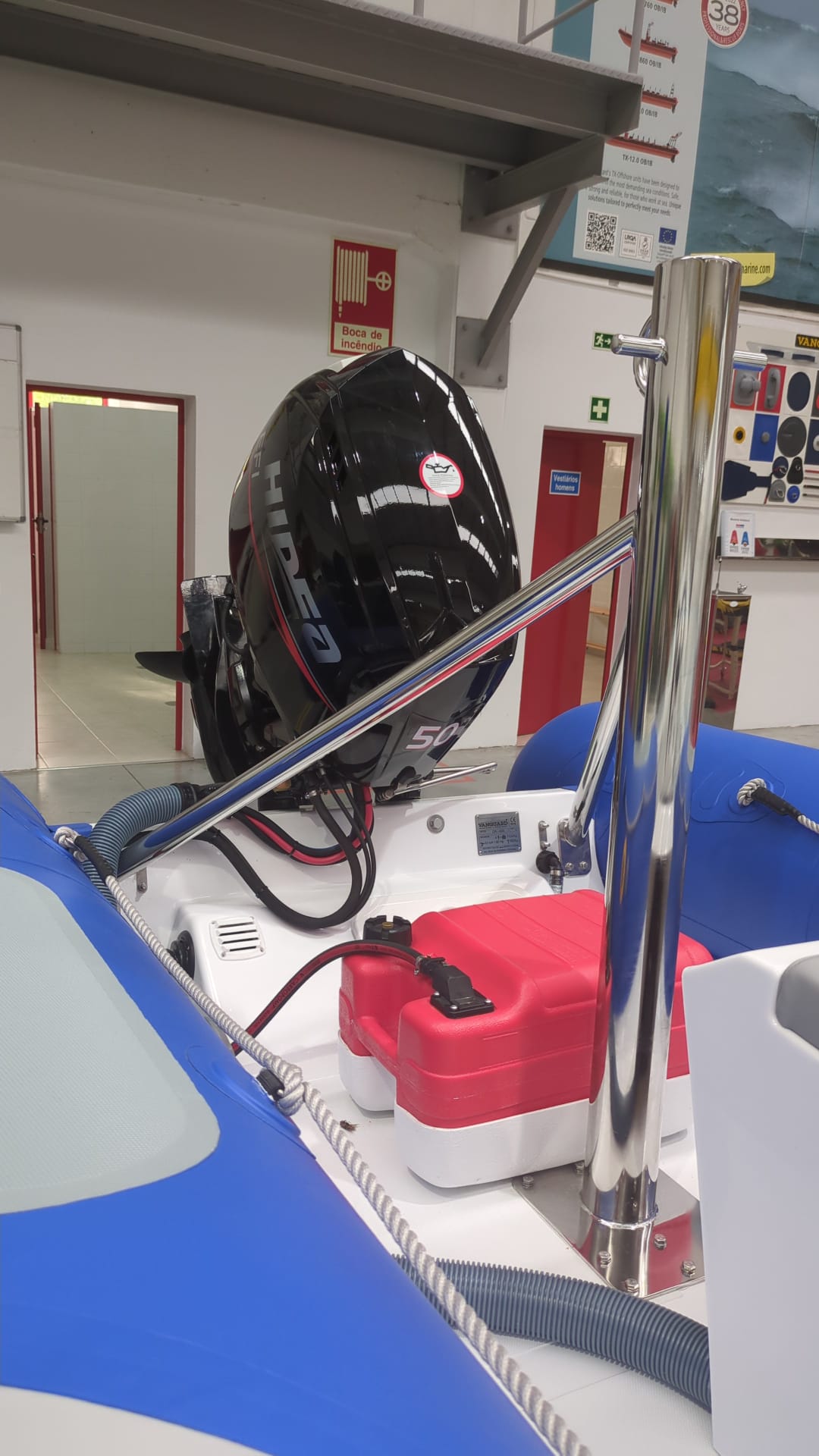 Popa da pneumática co motor foraborda de 50 CV e a barra de esquí náutico montada