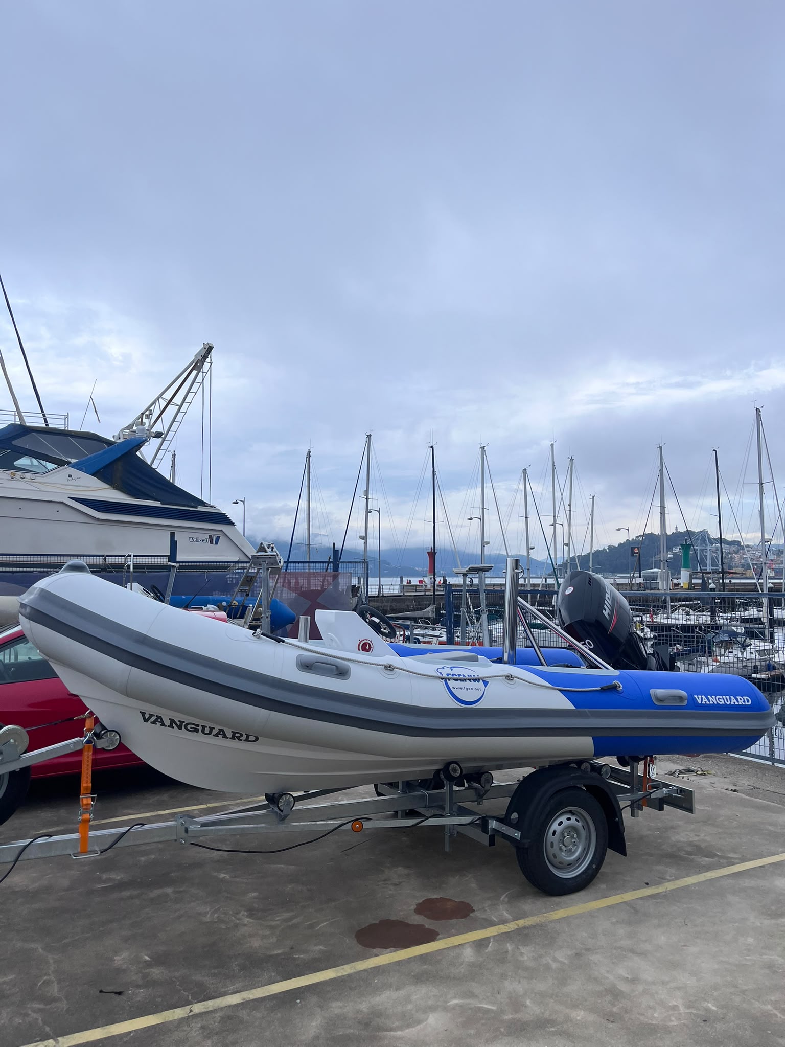 Nova embarcación pneumática Vanguard da Federación Galega de Esquí Náutico e Wakeboard no porto