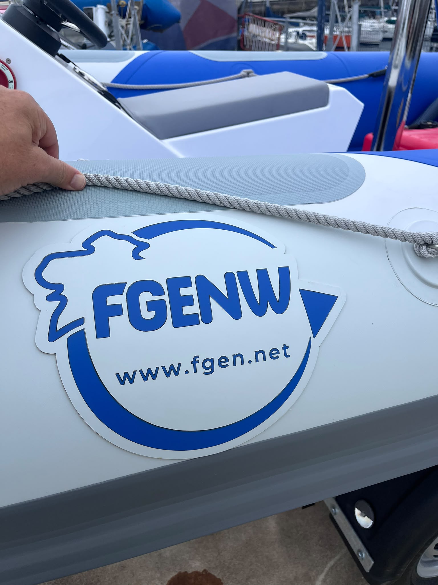 Flotador da embarcación coa imaxe corporativa da FGENW e o enderezo www.fgen.net
